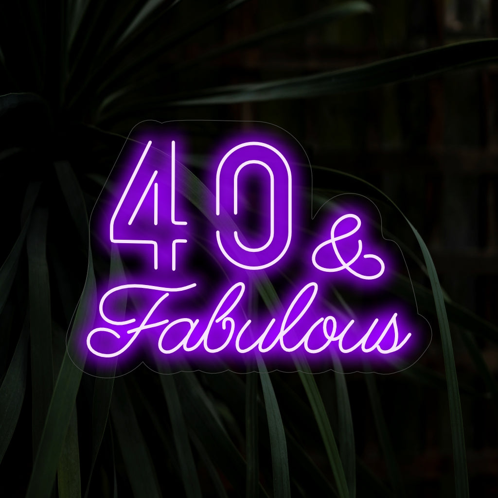 "40 & Fabulous Neon Sign" lisää juhlaasi tyyliä tyylikkäillä fonteilla. Täydellinen upeaan 40-vuotisjuhlaan.