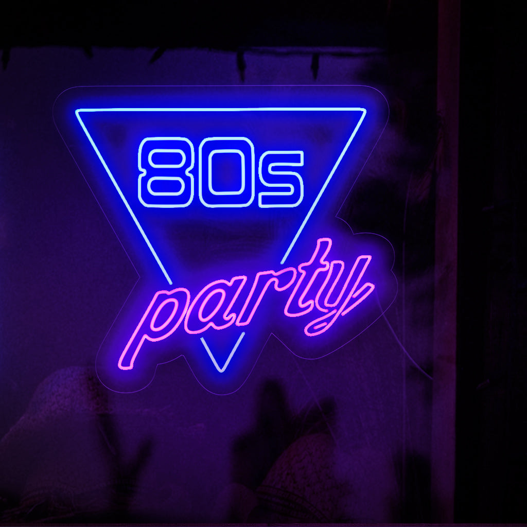 "80s Party Neon Sign" vangitsee 1980-luvun retro-olemuksen rohkeilla neonväreillä ja ikonisilla muodoilla. Muuta tilasi nostalgiseksi tanssilattiaksi tällä elävällä neonvalolla, joka sopii täydellisesti energisiin 80-luvun teemajuhliin.