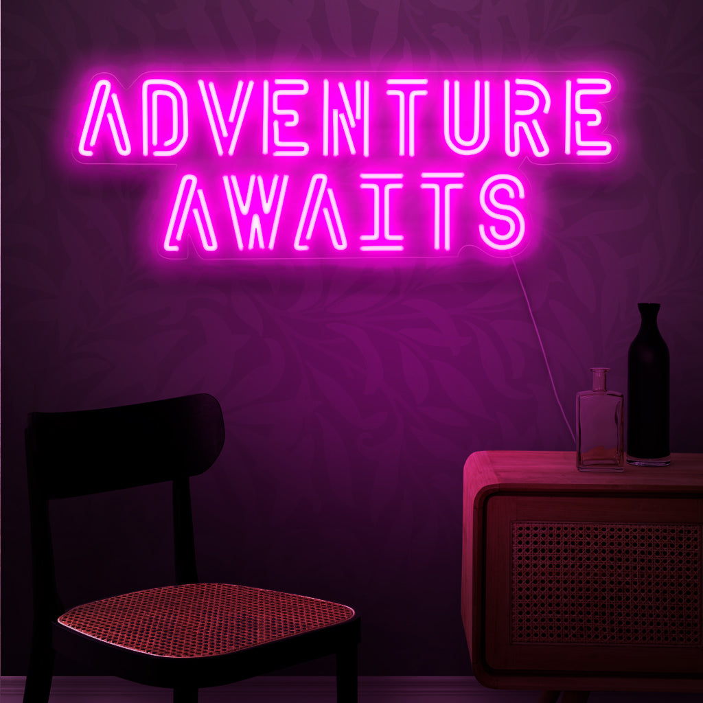 "Adventure Awaits Neon Sign" on vaeltamisen inspiroima lisä matkailuaiheiseen sisustukseen. Neonvalo, joka kannustaa seikkailuun ja tutkimiseen.