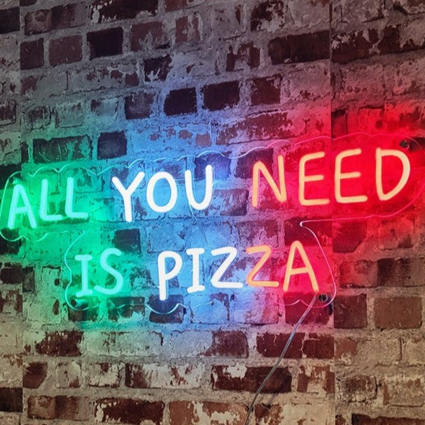 "All You Need Is Pizza Neon Sign" - Leikkisä neonvalo, joka juhlistaa rakkautta pizzaan ja lisää suussa sulavaa ja hauskaa tunnelmaa pizzeriasi tai keittiöösi.