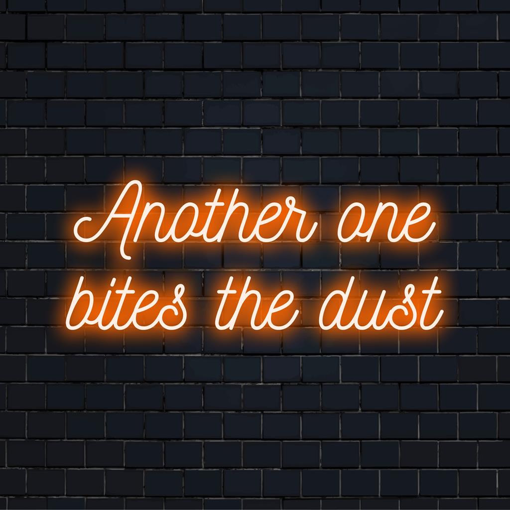 Räätälöity LED-valokuvan oikeinkirjoitus Another One Bites The Dust ja eloisa neonvalotaide, joka korostaa modernia huoneen sisustusta.