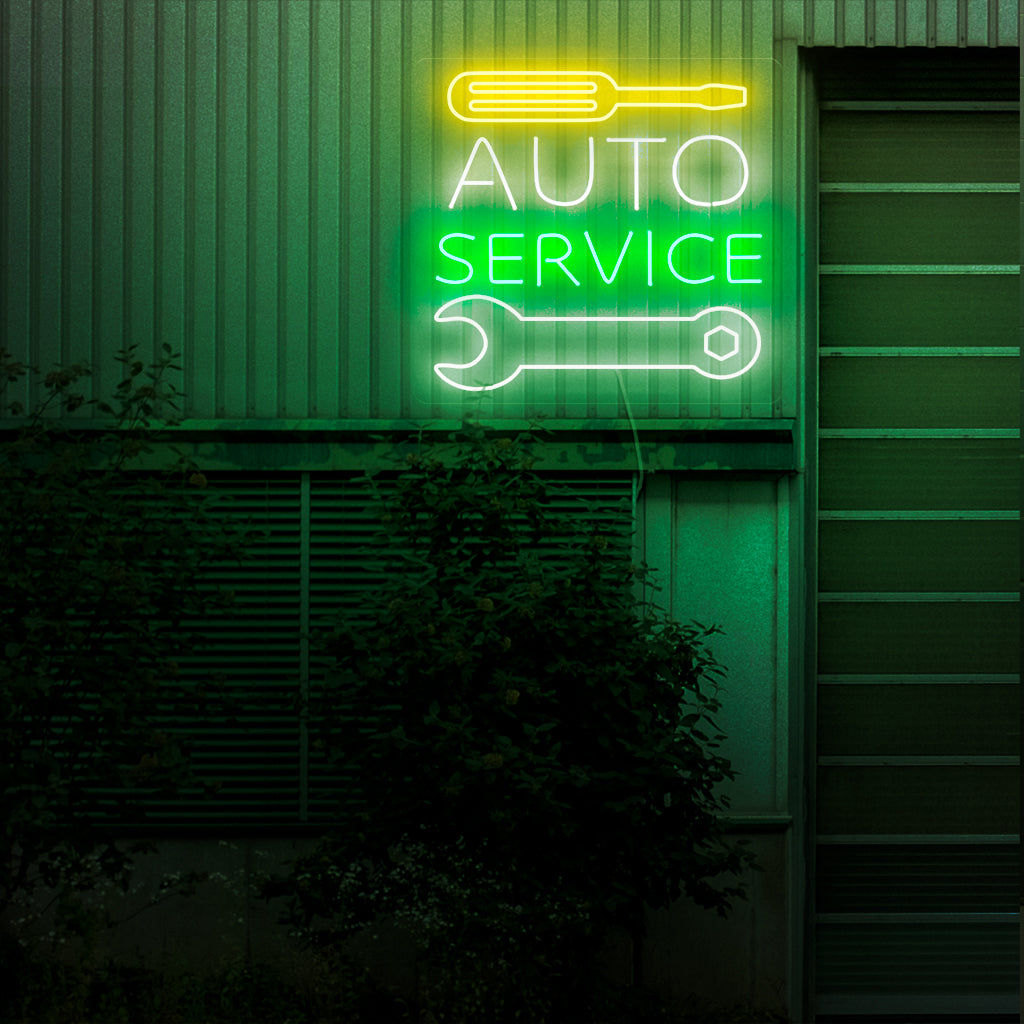 "Auto Service Neon Sign" - Rohkea neonvalo, jossa on klassinen esitys autohuollosta, joka tuo retrohenkistä charmia ja ilmaisee sitoutuneensa laadukkaaseen hoitoon autoyrityksessäsi tai autotallissasi.