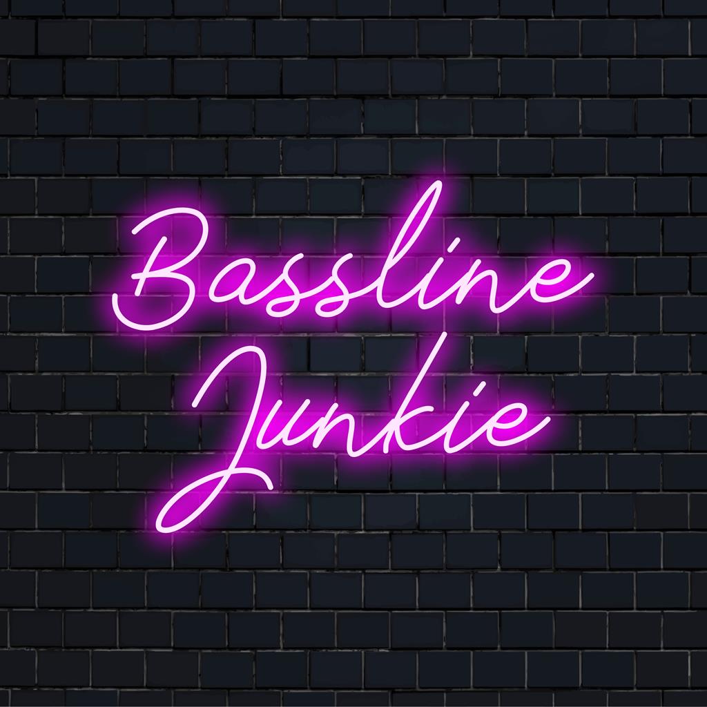 LED-valokyltti dynaamisella Bassline Junkie -typografialla, suunniteltu energisiin tiloihin. Mukautettu LED-sisustus musiikin ystäville.