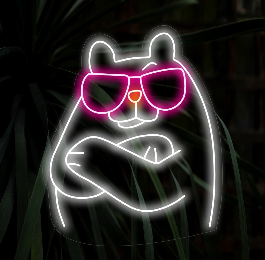 Bear With Glasses Neon Sign" esittelee hassua ja söpöä karhua, jolla on silmälasit ja joka lisää eläinaiheiseen sisustukseen funky ja optista silausta. Neonvalo, jossa on viehättävä karhu ja tyylikkäät silmälasit.