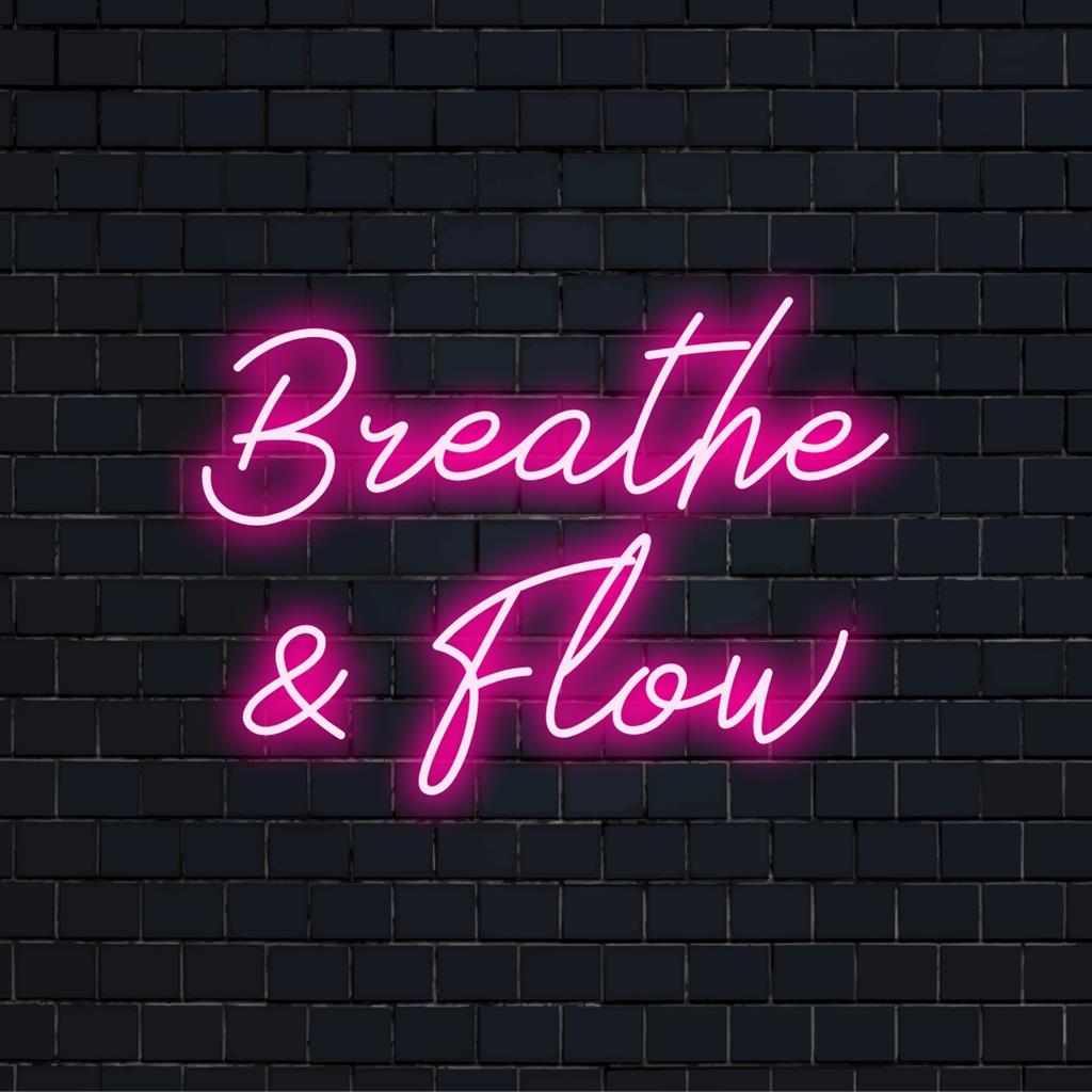 LED-neonkyltti sanoilla Breathe And Flow, rauhoittava ja tyylikäs seinäkoristelu mindfulness-tiloihin.