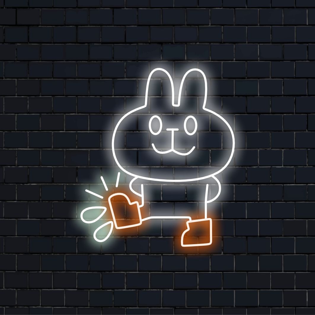 "Bunny in Boots Neon Sign" - Hupaisa neonvalo, jossa on leikkisä saappaiden puvun kuva, joka tuo asuintilaasi keveyttä ja rakkautta suloisia olentoja kohtaan.