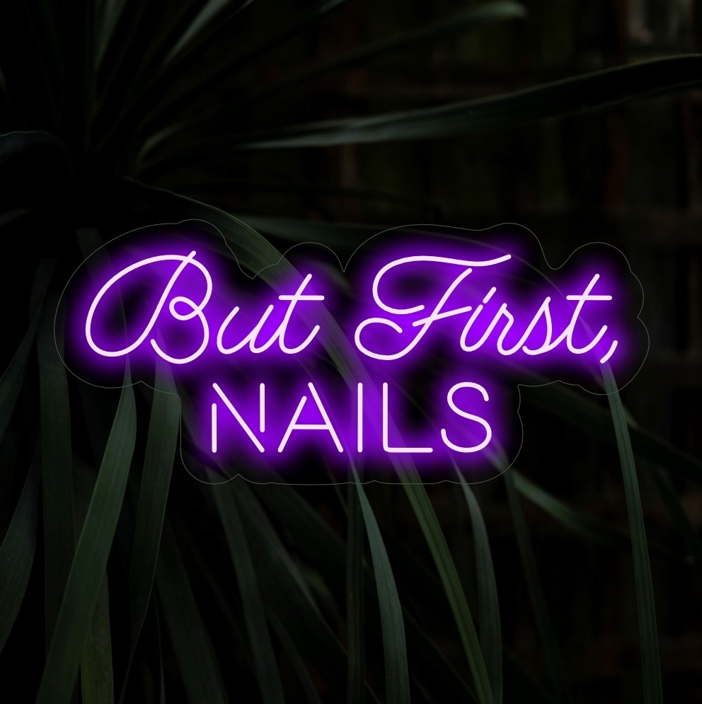 "But First, Nails Neon Sign" - Tyylikäs neonvalo, jossa on tyylikäs ja voimaannuttava viesti, joka tuo eleganssia ja korostaa itsehoidon merkitystä kynsisalongissasi tai kauneustilassasi.