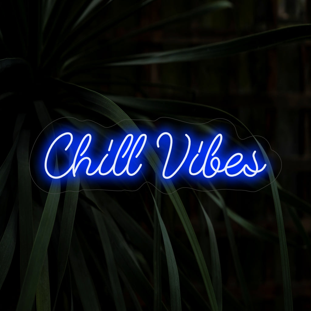 "Chill Vibes Neon Sign" ��� Trendikäs ja rento neonvalo, jossa on sanat "Chill Vibes", joka luo tilaan viileän ja rentouttavan tunnelman tyylikkäällä ja modernilla muotoilullaan.