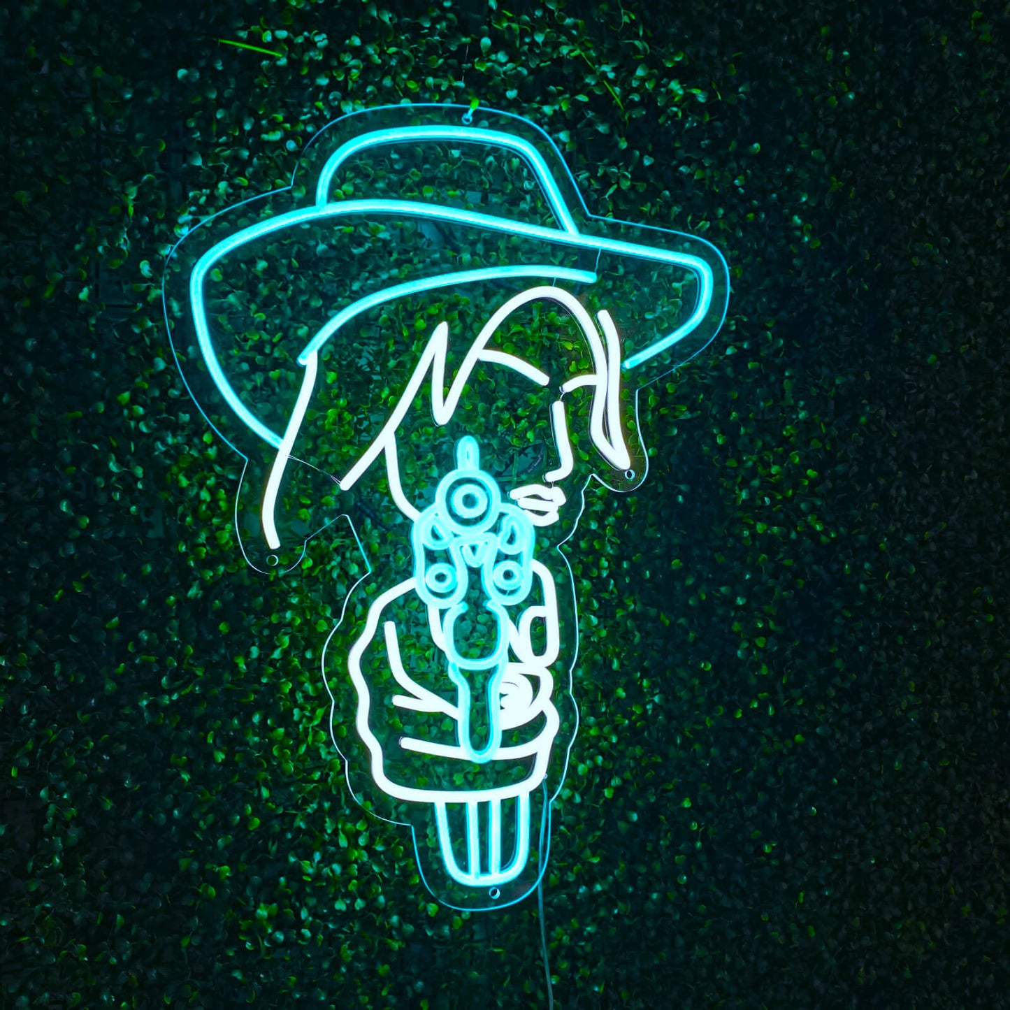 "Cowgirl Pointing Gun Neon Sign" ��� Rohkea neonvalo, joka esittelee cowgirl-siluettia ja täyttää tilaan rohkeaa energiaa.