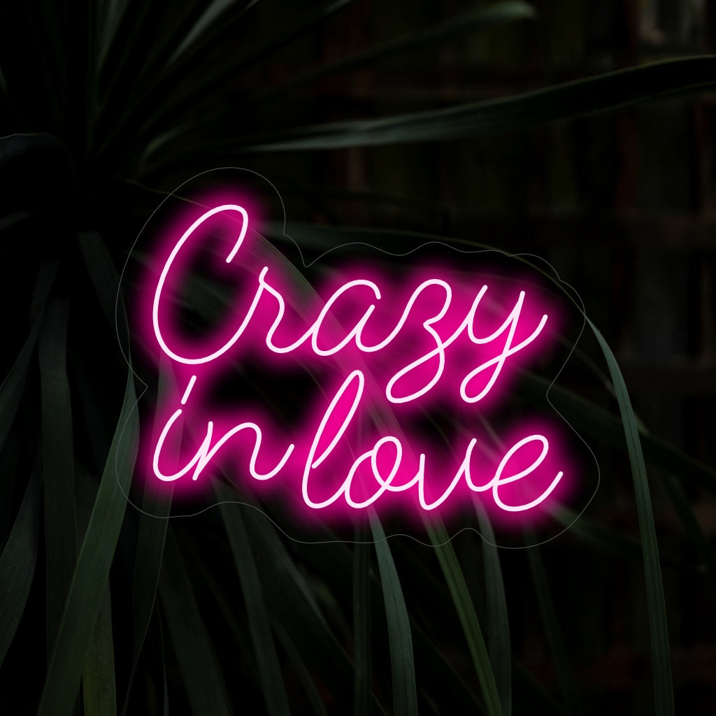 "Crazy In Love Neon Sign" ��� Intohimoinen ja romanttinen neonvalo, jossa on sanat "Crazy In Love", joka täyttää tilaan tulinen energian ja sydämellisiä tunteita.
