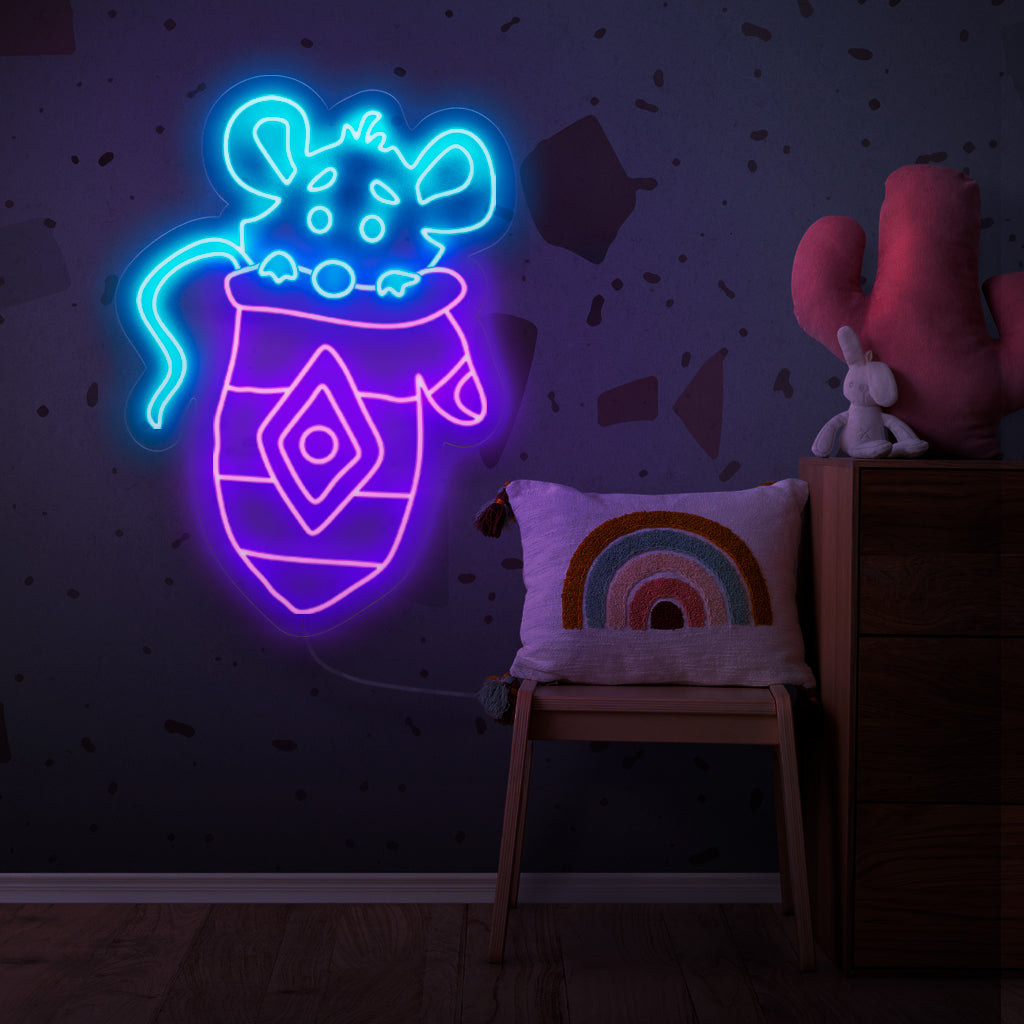"Cute Mouse In A Mitten Neon Sign" tuo lämpöä ja charmia talviympäristöösi, ihastuttava sisustusvaihtoehto.
