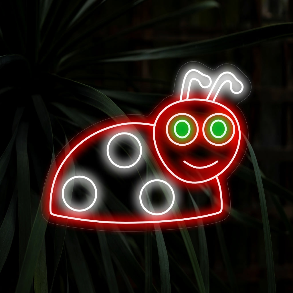 "Cute Smiling Ladybug Neon Sign" säteilee neonhehkua ja lisää tilaan leikkisää ja iloista tunnelmaa, joka on täydellinen iloisen ja viehättävän tunnelman luomiseen.
