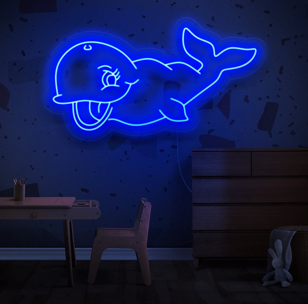 "Cute Whale Smile Neon Sign" syttyy neonhehkulla ja lisää tilaan iloisuutta ja suloisia tunnelmaa, joka on täydellinen luomaan leikkisä ja ihastuttava tunnelma makuuhuoneisiin tai leikkialueisiin.