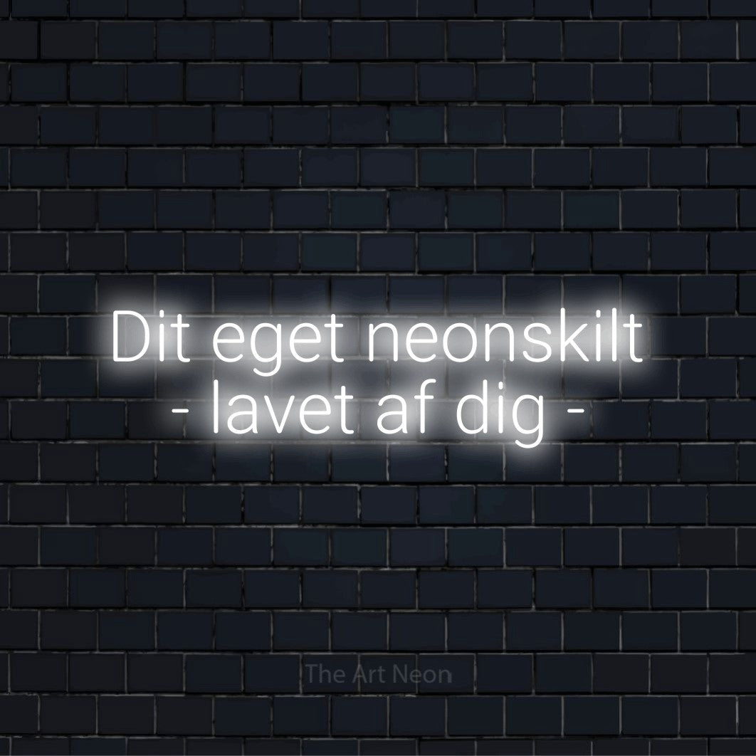 Personligt neonskilt med teksten “Lav dit eget neonskilt” på en sort murstensvæg