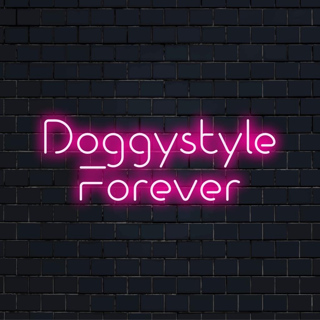 Mittatilaustyönä valmistettu LED-valokyltti lukee Doggystyle Forever, joka lisää tilaan ainutlaatuisen ja eloisan neonvalaisimen.