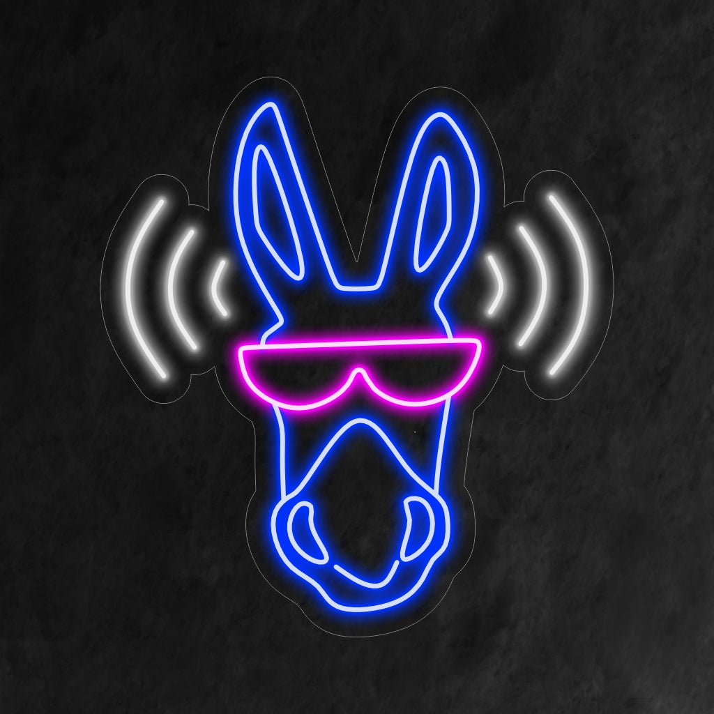 "Donkey With Sunglasses Wifi Neon Sign" syttyy omituisella hehkulla yhdistäen aasin viehätyksen nykyaikaiseen tekniikkaan, mikä tekee siitä täydellisen tekniikan ystäville ja tiloihin leikkisällä otteella.