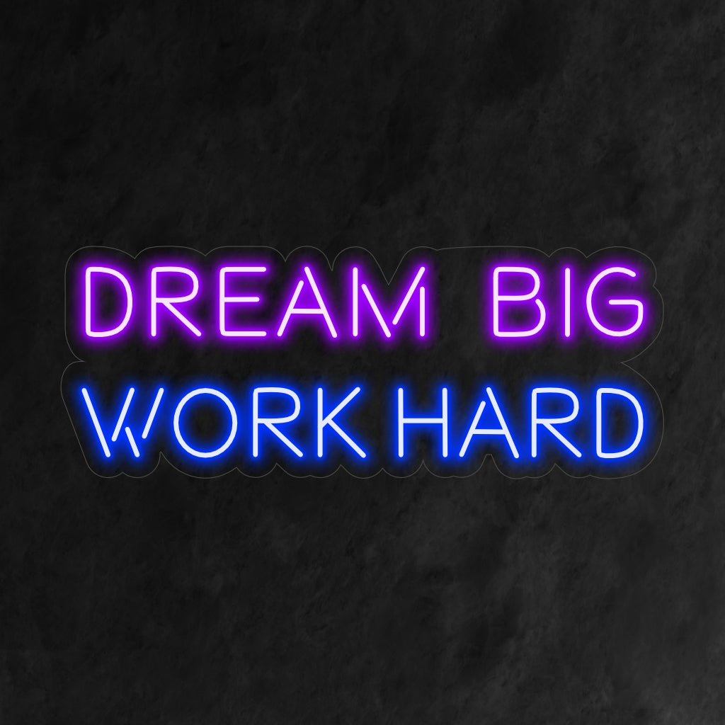 "Dream Big Work Hard Neon Sign" syttyy voimakkaalla hehkulla yhdistäen unelmat päättäväisyyteen, joten se sopii täydellisesti tiloihin, joissa juhlitaan vahvaa työmoraalia ja inspiraatiota.