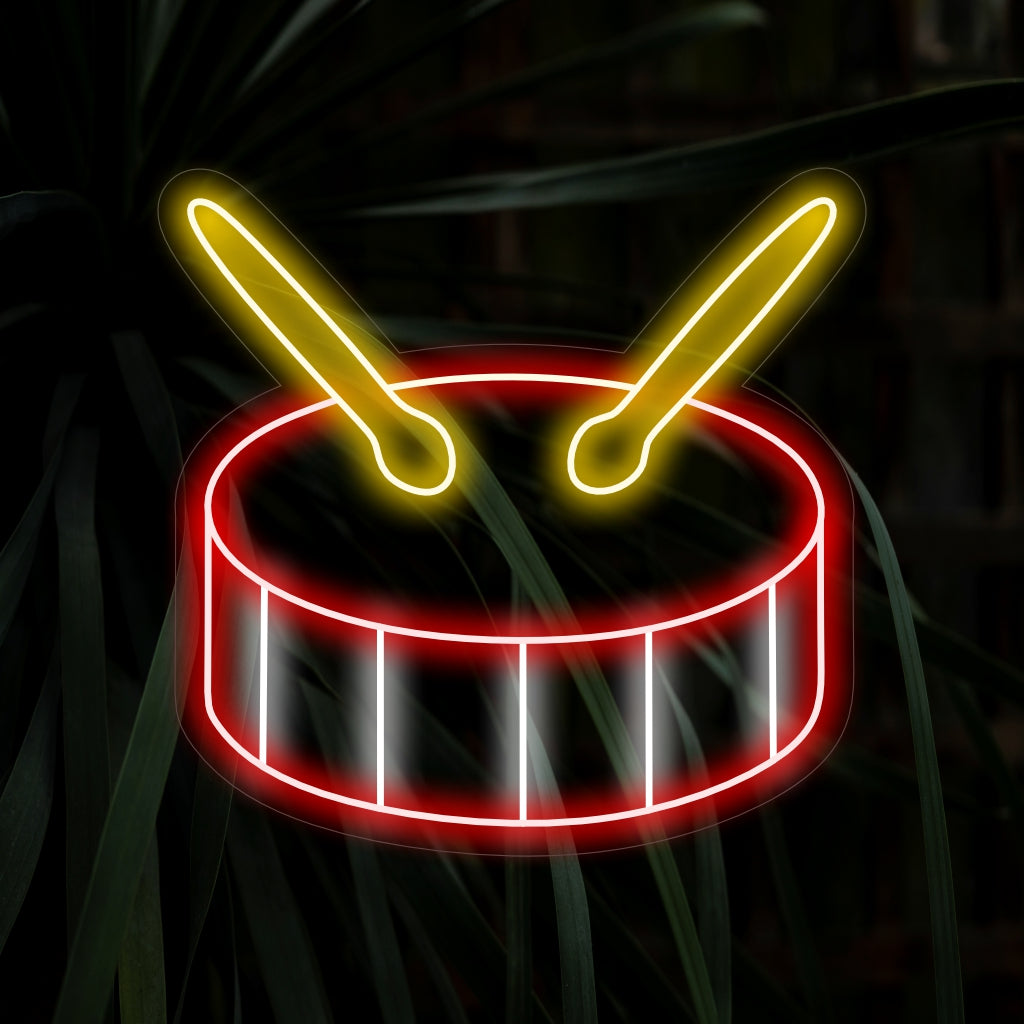 "Drum With Sticks Neon Sign" sykkii rytmisellä hehkulla, sopii ihanteellisesti musiikkistudioihin ja rumpujen soittamiseen omistettuihin tiloihin.