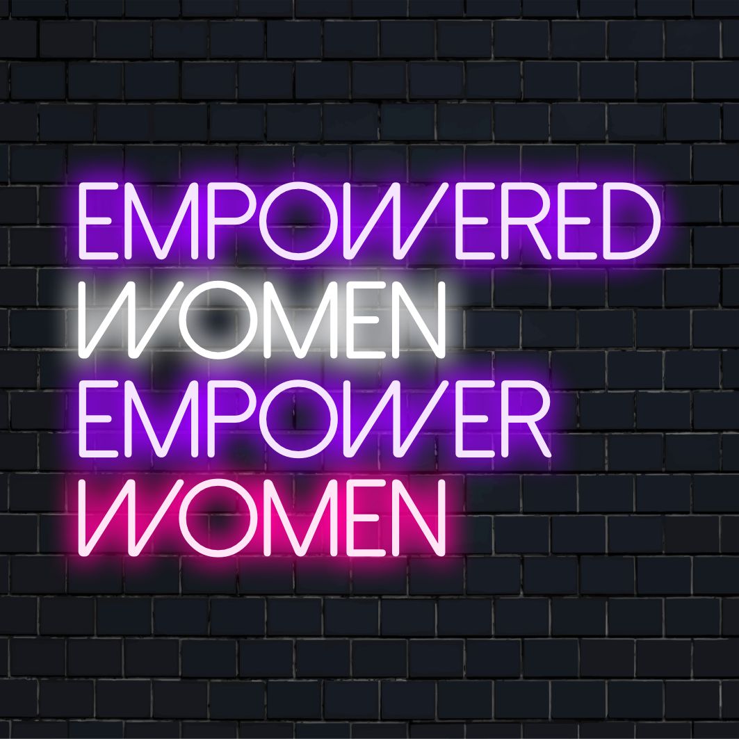 Mukautettu LED-neonkyltti, jossa näkyy "Empowered Women Empower Women" eloisissa väreissä, täydellinen inspiroivaan seinäkoristeeseen.