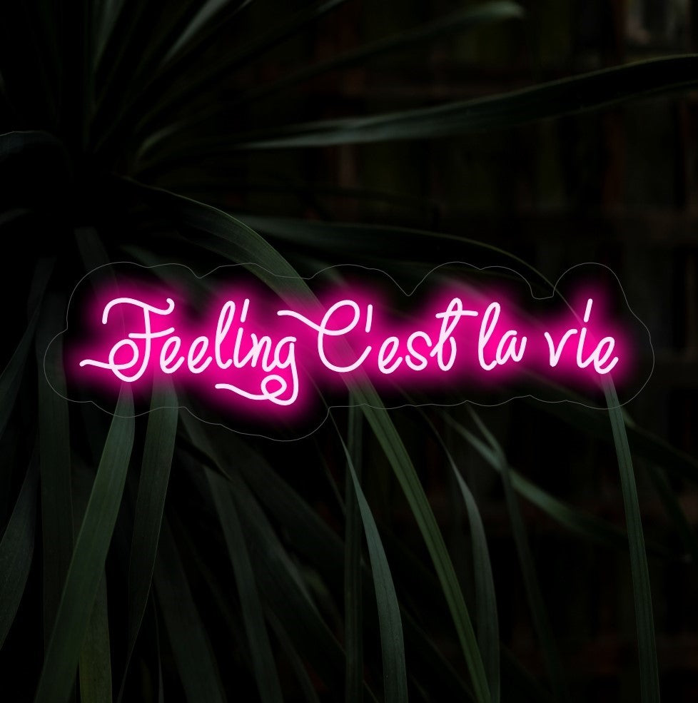 "Feeling C'est La Vie Neon Sign" syttyy huolettomalla hehkulla, ja se on ihanteellinen tiloihin, jotka omaksuvat leikkisän elämänasenteen täysillä ranskalaisella tyylillä.