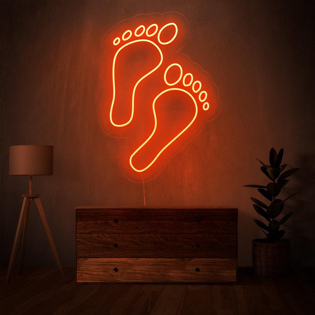 "Footprints Neon Sign" - Jättää vaikutelman ainutlaatuisuudesta, täydellinen seikkailuaiheisiin tiloihin ja ulkoliikkeisiin, joissa juhlitaan yksilöllistä matkaa.