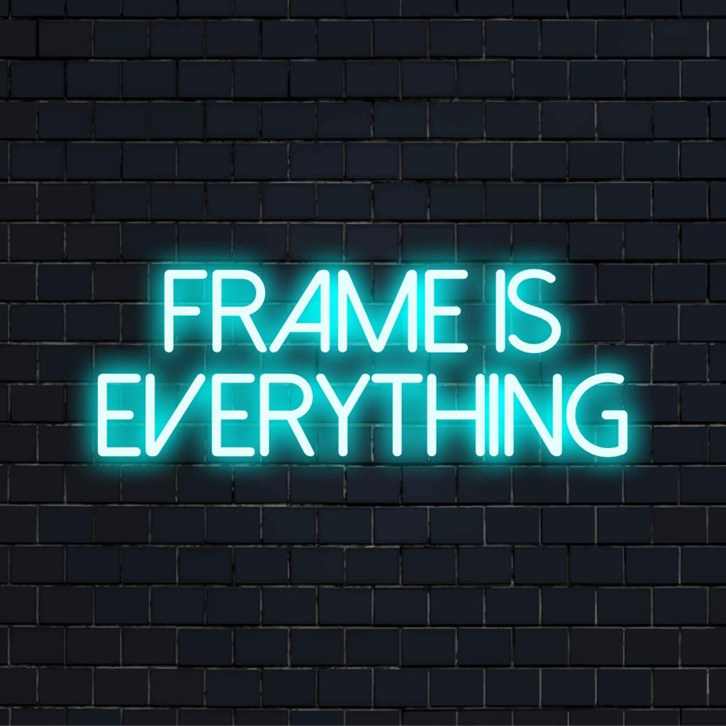 Mukautettu LED-neonkyltti, Frame Is Everything, korostaa eleganttia käsityötä eloisissa neonsävyissä. Täydellinen sisustuslause.