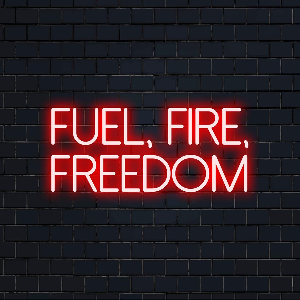 Mittatilaustyönä valmistettu LED-neonkyltti, jossa lukee "Fuel, Fire, Freedom" eloisilla väreillä, täydellinen energisoimaan tilaasi.