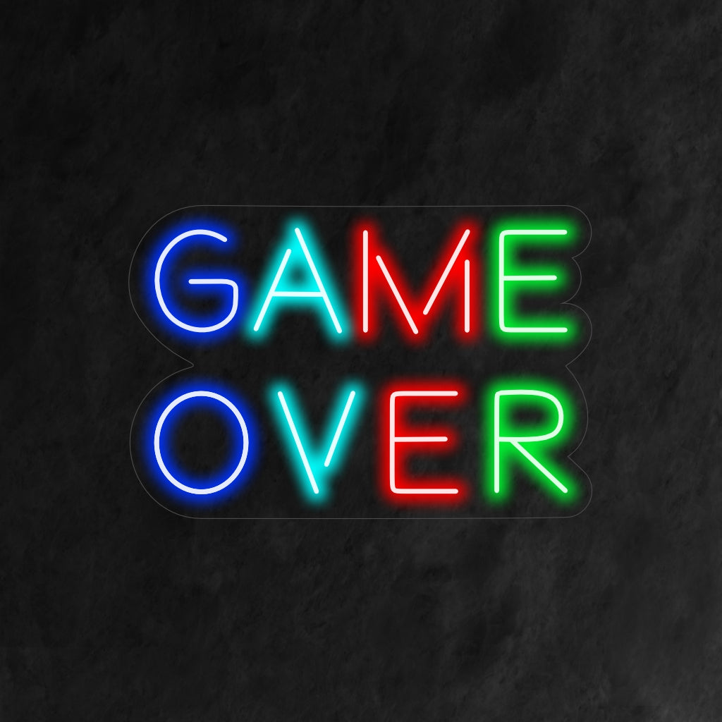 "Game Over Neon Sign" on nostalginen ja retro lisä peliaiheiseen sisustukseen. Neonvalo, joka vangitsee klassisen pelaamisen olemuksen.