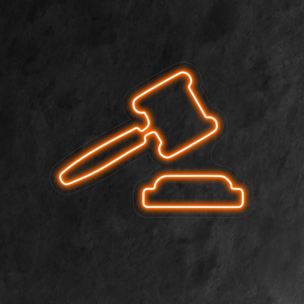 "Gavel of Justice Neon Sign" - Säteilevä auktoriteetti ja juridinen tunnelma, täydellinen asianajotoimistoihin ja juridisiin tiloihin ja symboloi oikeuden tavoittelua.
