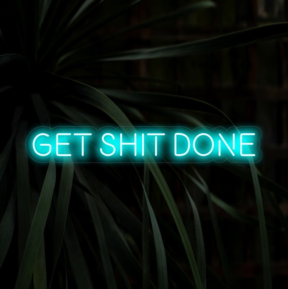 "Get Shit Done Neon Sign" - Säteilevä motivoiva energia, joka sopii täydellisesti työtiloihin ja kotitoimistoihin ja antaa voimaa tuottavuutta tavoitteleville henkilöille.