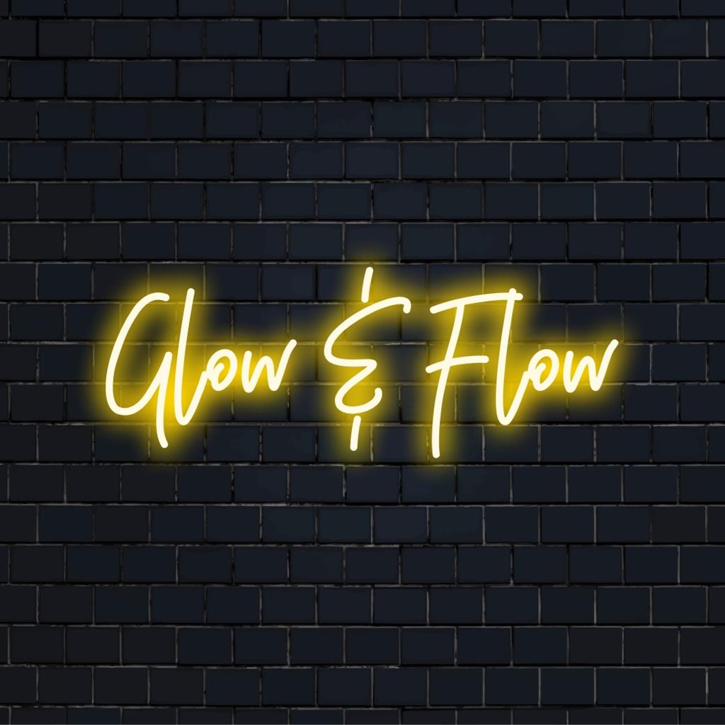 Glow And Flow:n LED-neonkyltti, joka esittelee mukautettua neontaidetta eloisiin henkilökohtaisiin tiloihin. Ihanteellinen ainutlaatuiseen sisätilojen sisustukseen.