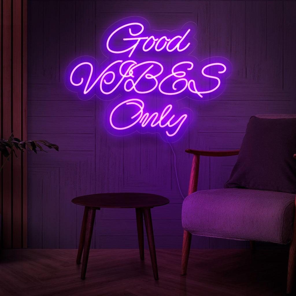"Good Vibes Only Neon Sign" - Positiivisuudesta ja kohottavasta energiasta säteilevä, täydellinen tiloihin, joissa on etusijalla iloinen ja optimistinen ilmapiiri.
