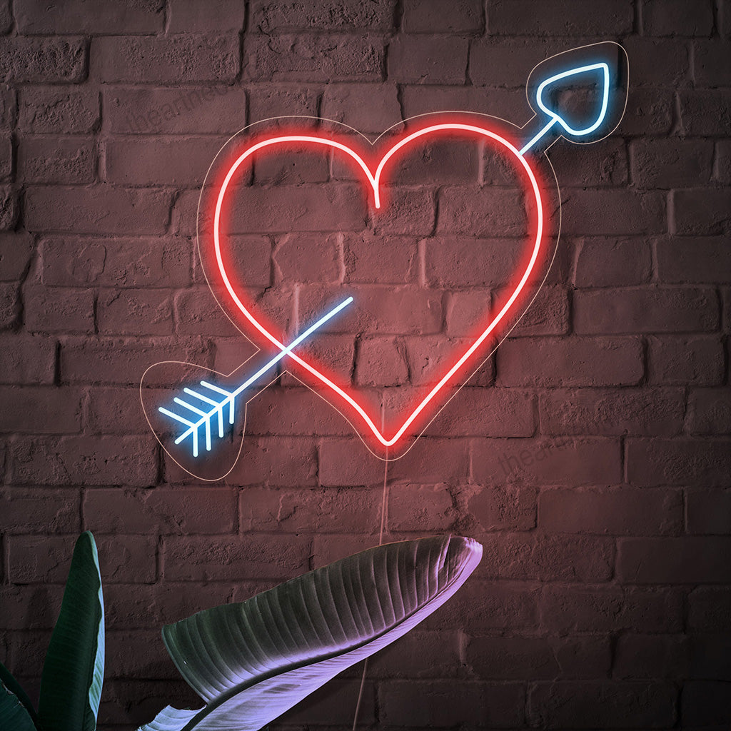 "Heart with Arrow Neon Sign" - Symboloi rakkautta ja intohimoa, täydellinen tiloihin, joissa juhlitaan rakkaustarinoita, häitä tai vain halutaan välittää ajatonta romantiikkaa.