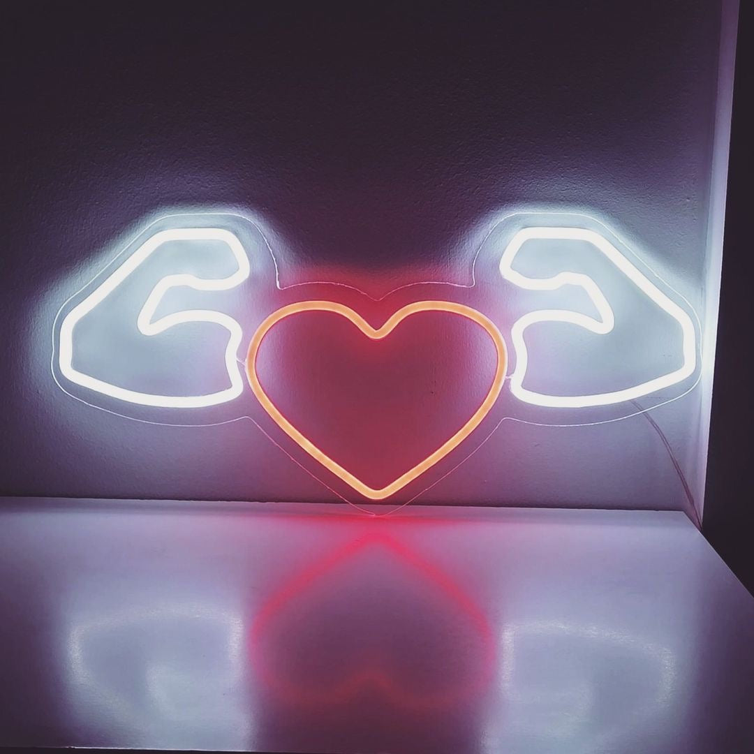 "Heart With Muscular Arms Neon Sign" – Leikkisä ja humoristinen tunnelma, täydellinen kuntostudioihin, kuntosaleihin tai mihin tahansa tilaan, joka haluaa tuoda energiaa ja hauskaa ympäristöön.