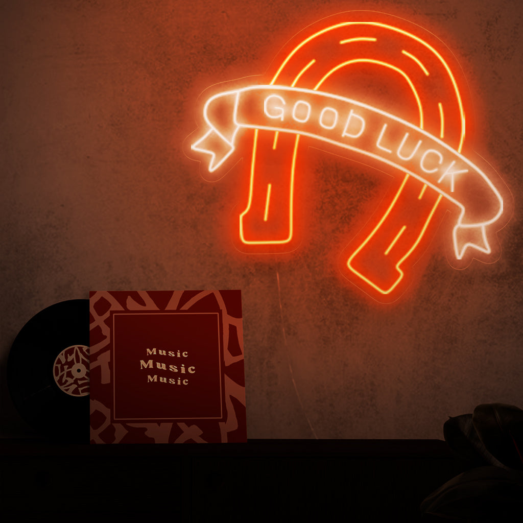 "Horseshoe Neon Sign" - Onnen ja viehätyksen symboli, tämä neonvalo on täydellinen lisä baareihin ja kasinoihin, ja se lisää ripauksen onnea ja tunnelmaa eloisaan ja kutsuvaan tunnelmaan.