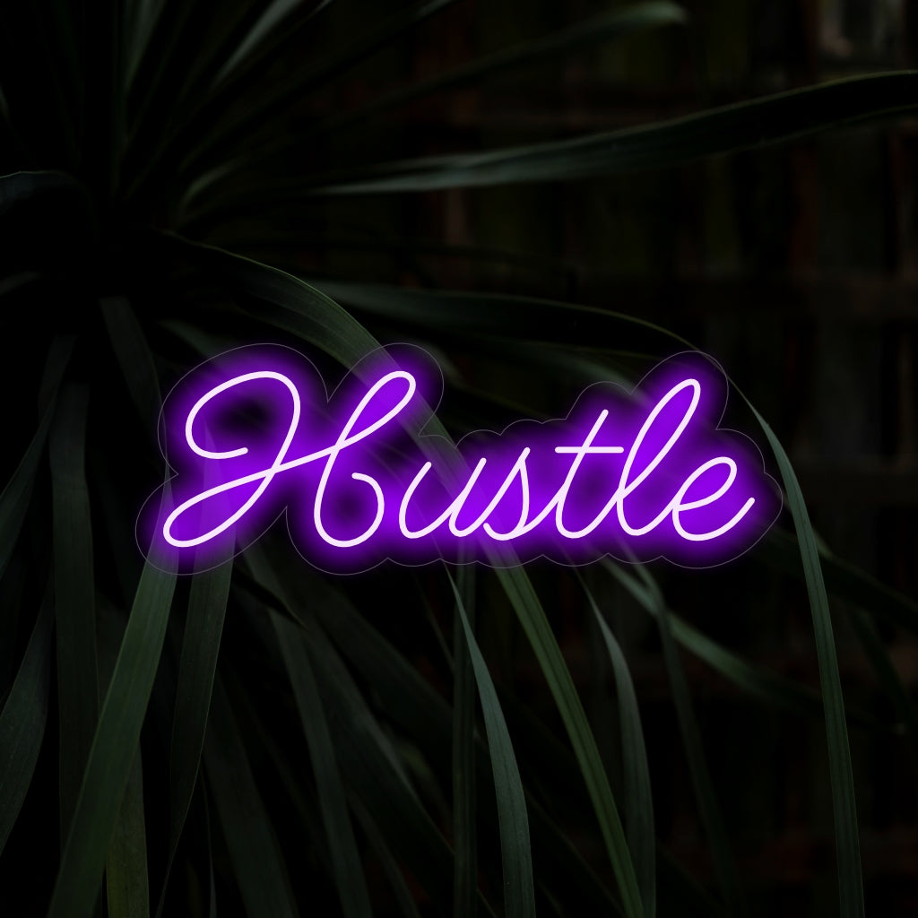 "Hustle Neon Sign" - Motivoiva lisäys työtiloihin, jossa on sana "Hustle" määrätietoiseen ja ahkeraan ilmapiiriin luoden keskittyneen ja voimaannuttavan tunnelman.