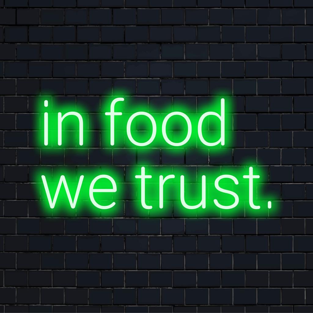 LED-valokyltti, jossa on "In Food We Trust", ihanteellinen keittiöön tai ruokailutilaan, ja siinä on räätälöityjä LED-neontaidetta.