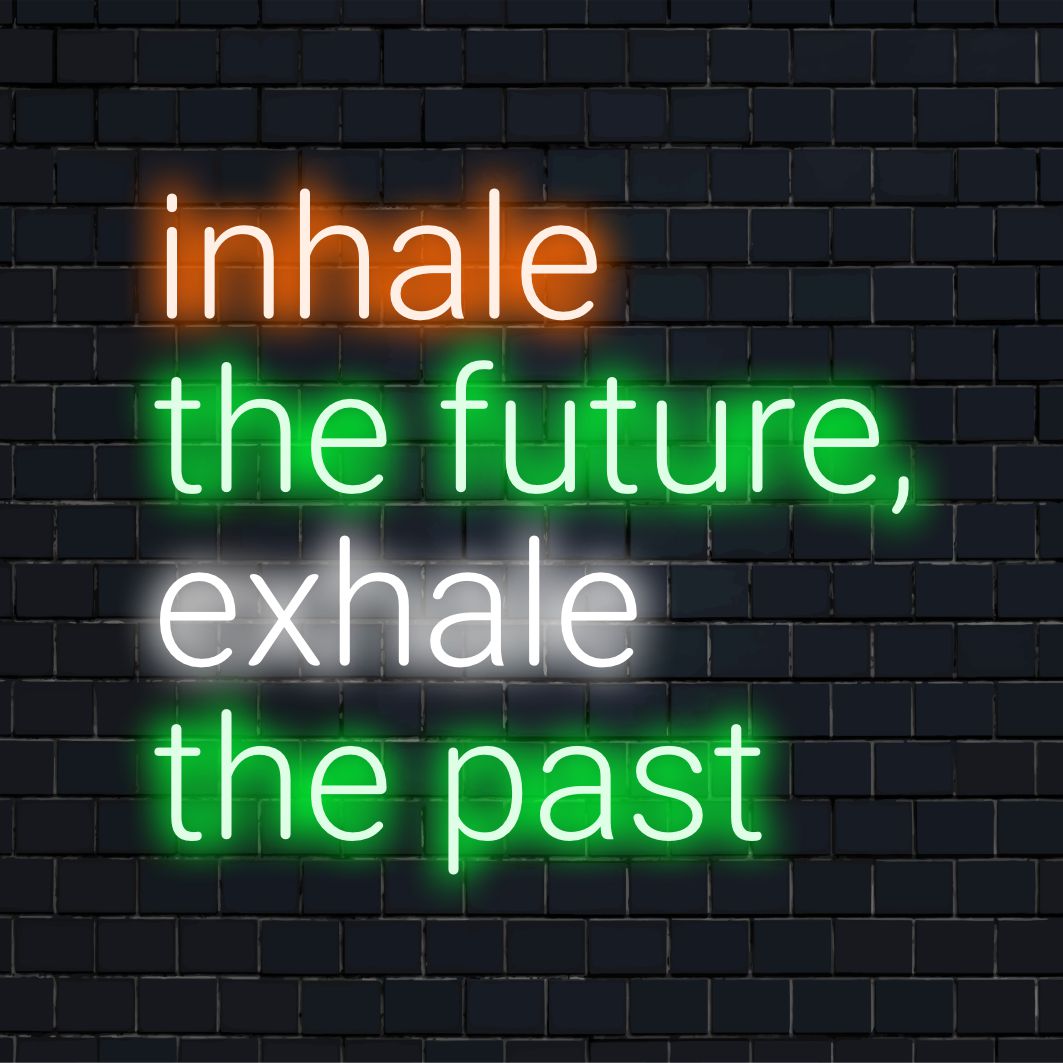 Inhale The Future, Exhale The Past LED-neonkyltti eleganteilla kirjaimilla modernia seinätaidetta ja inspiroivaa sisustusta varten.