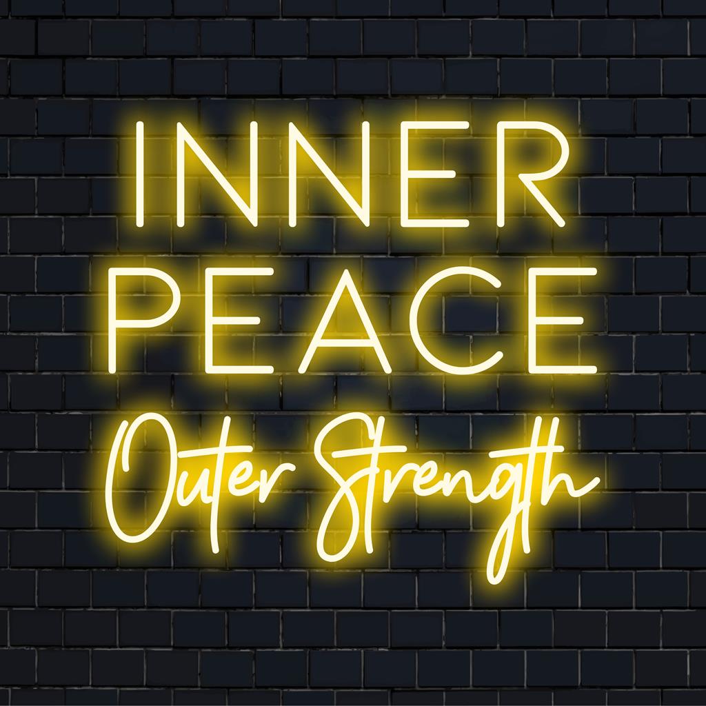 Mittatilaustyönä valmistettu LED-valokyltti nimeltä Inner Peace Outer Strength, täydellinen ainutlaatuiseen neonseinien sisustukseen tilassasi.