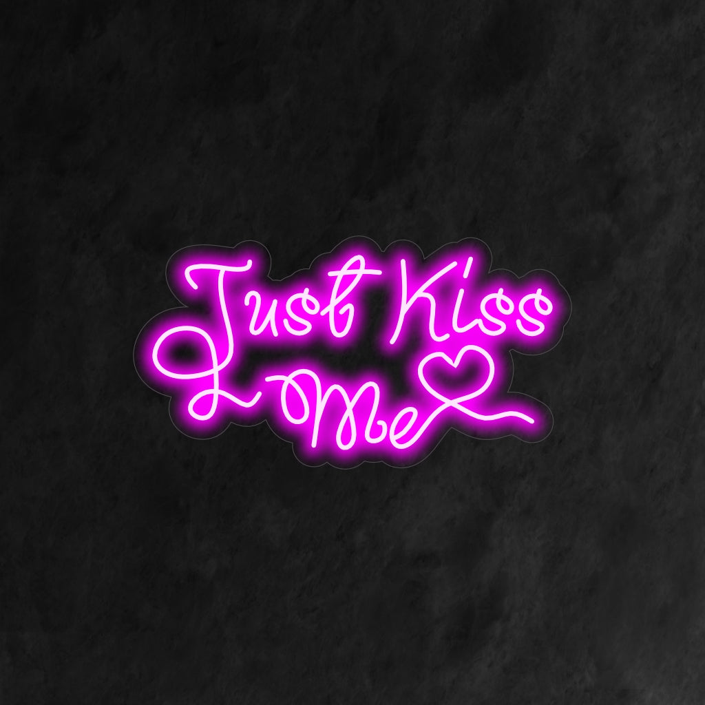 "Just Kiss Me Neon Sign" - Valaise tilasi romanttisella hehkulla tällä neonkyltillä, jota koristavat lumoavat sanat "Just Kiss Me".