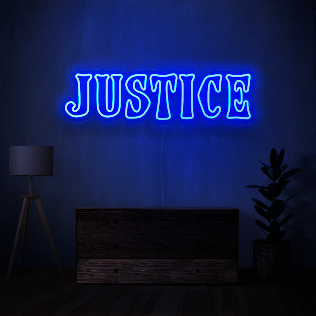 "Justice Neon Sign" - Valaise tilasi voimakkaalla oikeudenmukaisuuden symbolilla luoden oikeudenmukaisuuden ja rehellisyyden ilmapiirin.