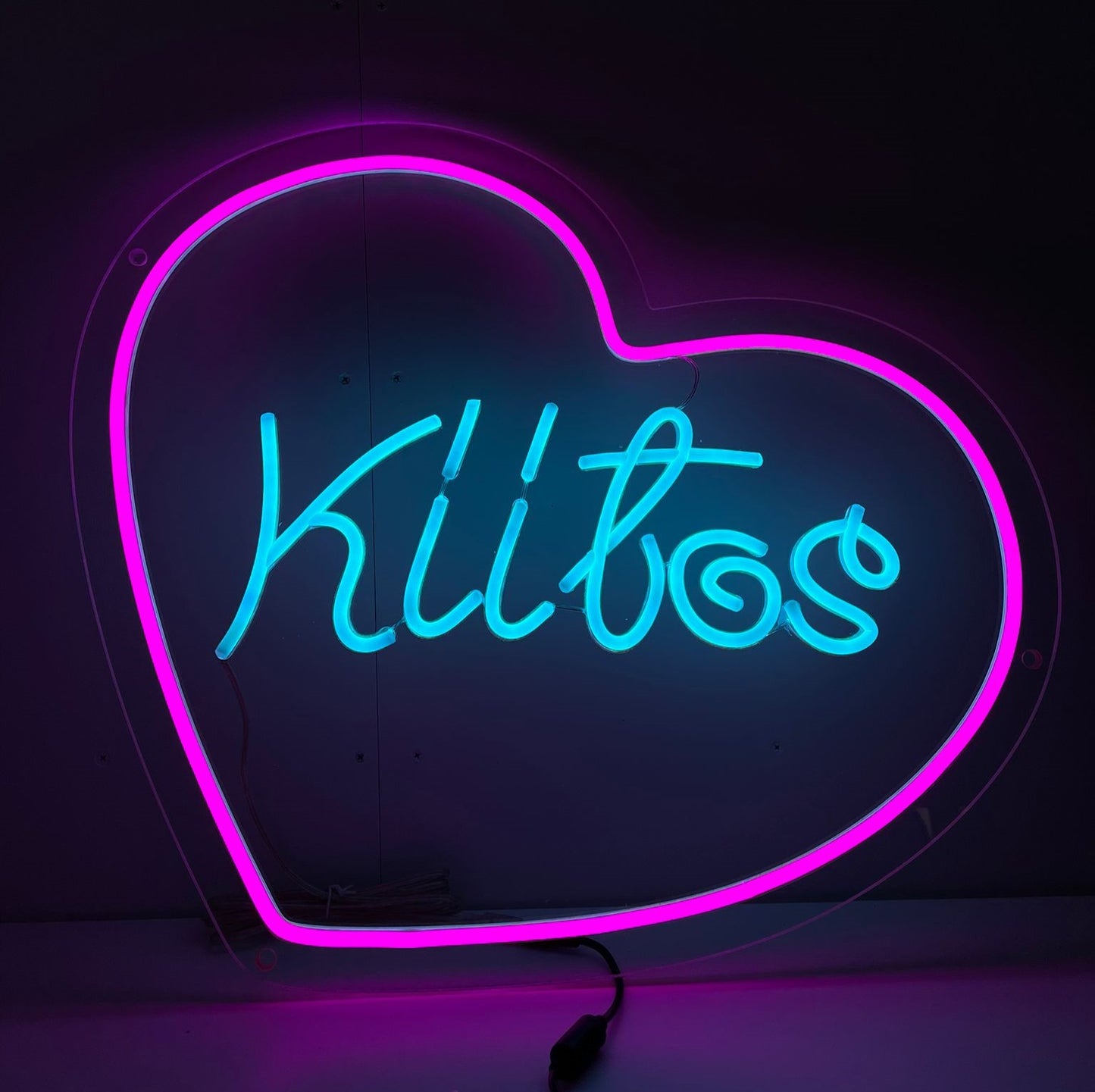 "Kiitos Heart Neon Sign" ��� Korosta tilaasi tällä neonkyltillä, joka yhdistää suomenkielisen sanan "Kiitos" sydämeen, säteileen kiitollisuutta ja lämpöä. Täydellinen viihtyisiin paikkoihin ja paikkoihin, joissa juhlitaan arvostusta.