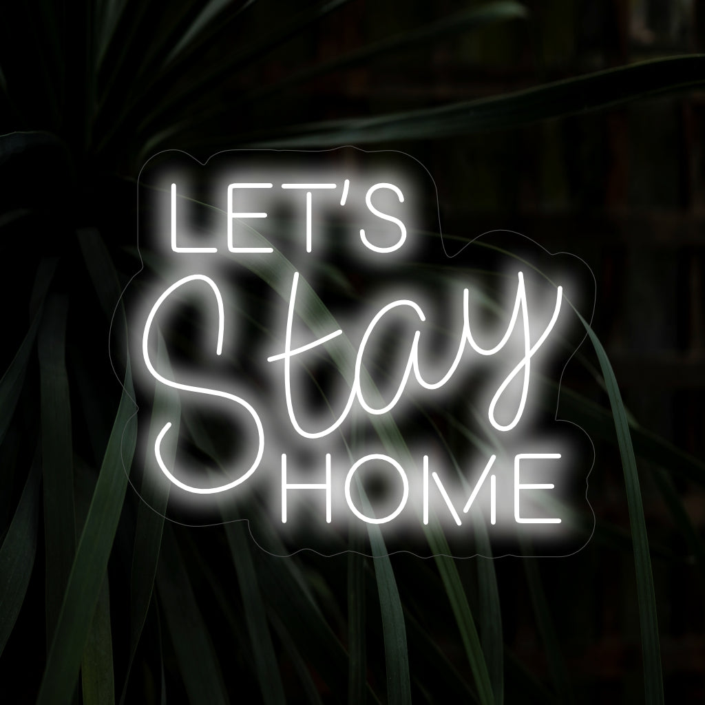"Let's Stay Home Neon Sign" huokuu kodikasta tunnelmaa, joka on täydellinen luomaan lämmin ja kutsuva tunnelma. Ihanteellinen kodin sisustukseen, tämä kyltti täydentää rentoutumiseen ja mukavuuteen omistettuja tiloja.