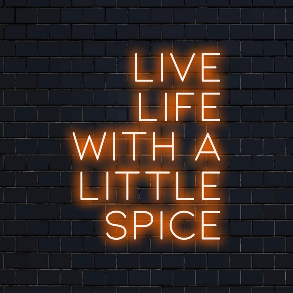 Mukautettu LED-neonkyltti Live Life With A Little Spice -näytöllä eloisissa väreissä ainutlaatuiseen sisustukseen tai brändiin.