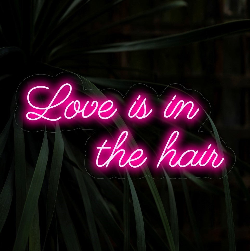 "Love Is In The Hair Neon Sign" on romanttinen ja tyylikäs lisä tiloihin, joissa juhlitaan hiusten kauneutta. Valaise rakkaudella ja tunnelmalla!