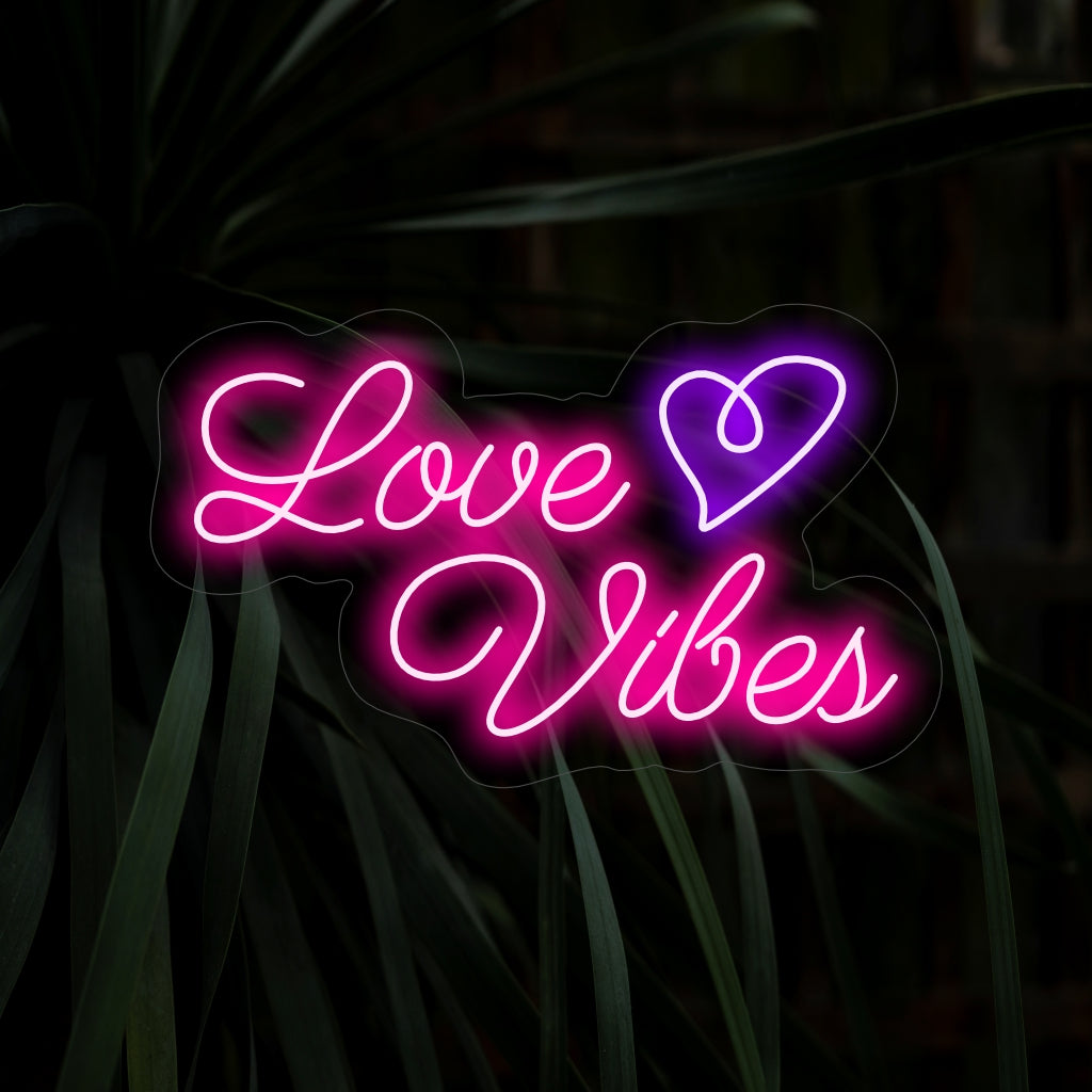 "Love Vibes Neon Sign" on trendikäs ja hellä lisä positiivista ja romanttista energiaa säteileviin tiloihin. Valaise rakkaustunnelmilla!