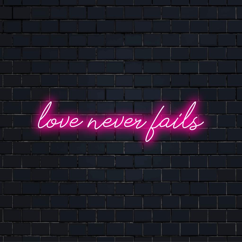 Mittatilaustyönä valmistettu LED-neonkyltti, jossa on Love Never Fails, täydellinen yksilölliseen kodin sisustukseen tai persoonalliseen neonseinätaiteeseen.