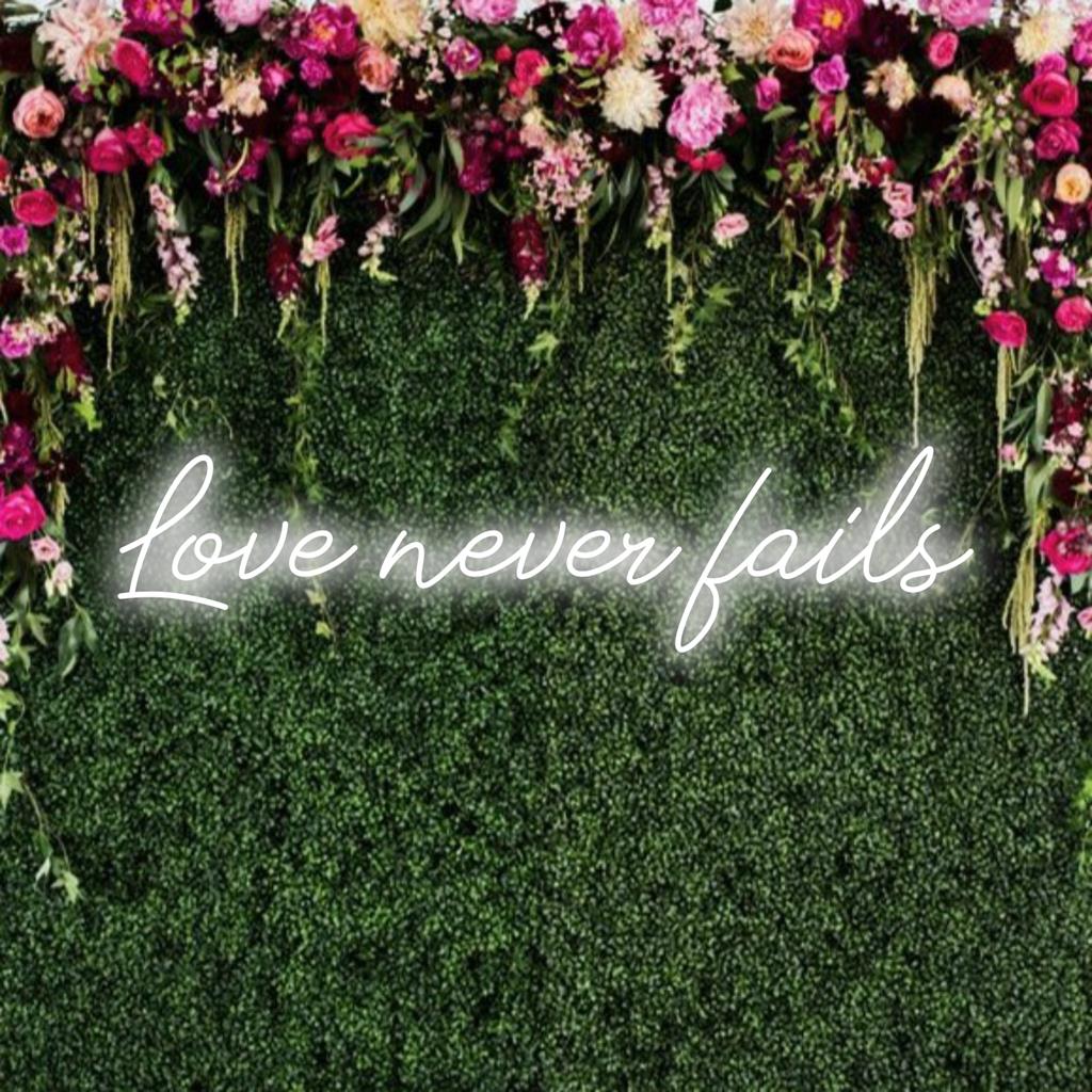 LED-neonkyltti, jossa on Love Never Fails säteilevä väri; täydellinen tunnelmaan ja ikuisen rakkauden ilmaisemiseen.