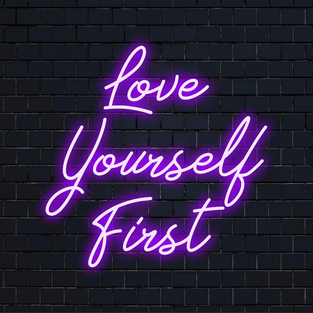 LED-neonkyltti Love Yourself Firstillä, käsintehty, täydellinen yksilölliseen kodin sisustukseen tai inspiroivaan seinätaideeseen.
