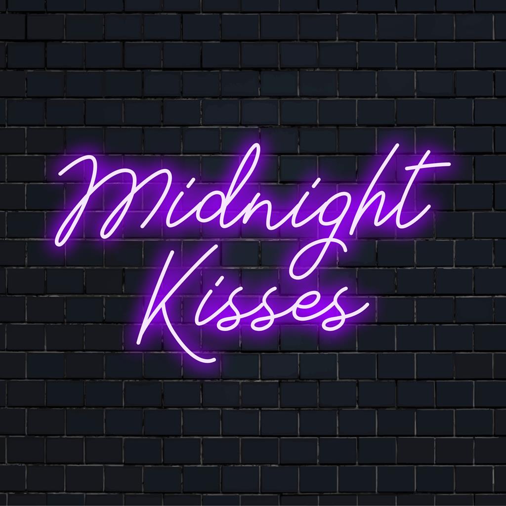 Mukautettu LED-valokyltti nimeltä Midnight Kisses, jossa on elävää neontaidetta, joka sopii täydellisesti tyylikkääseen seinäkoristeeseen.